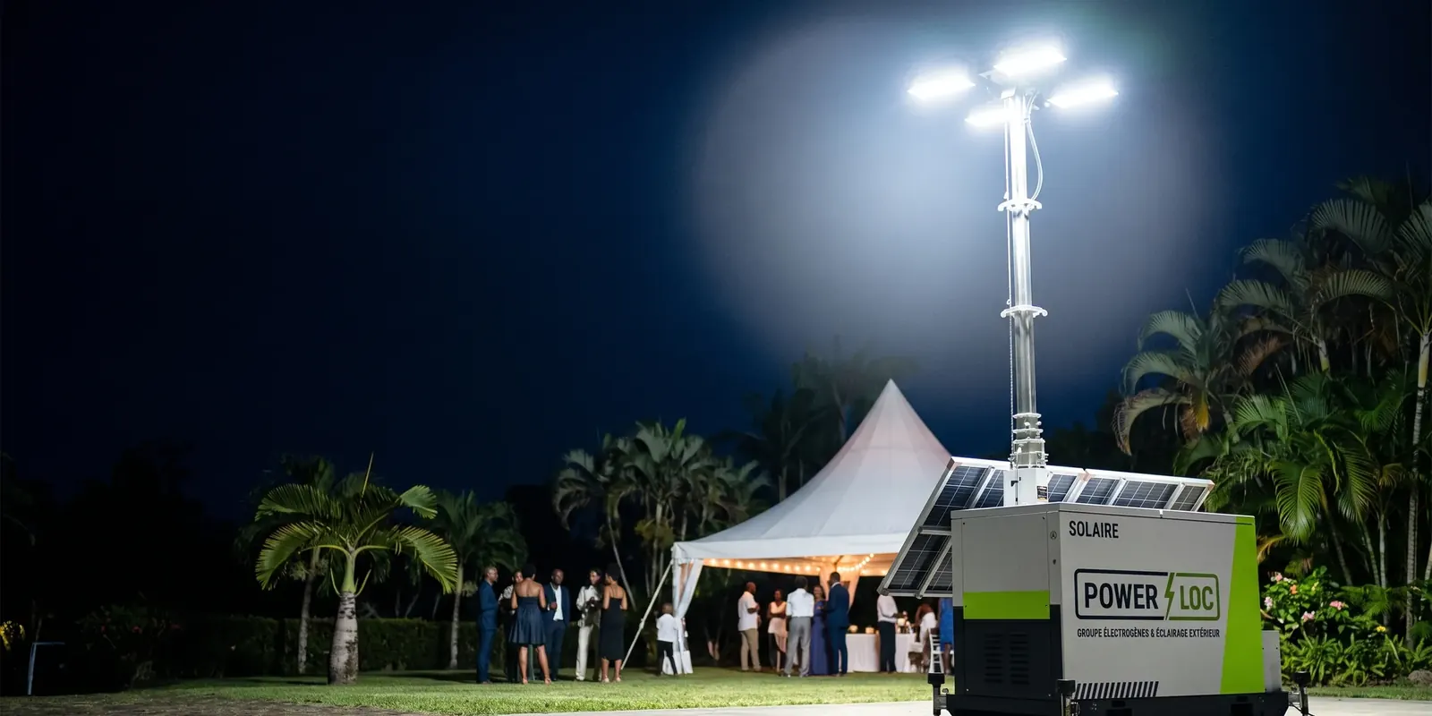 Une tour d’éclairage solaire POWERLOC éclaire une soirée en plein air